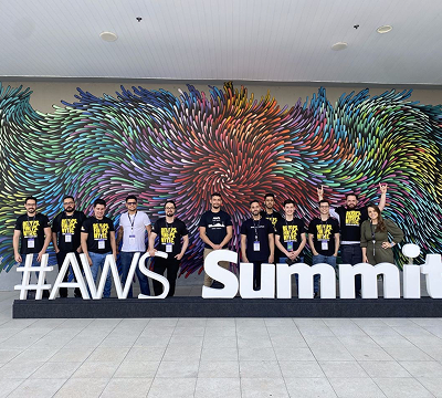 Equipe atrás de um letreiro #AWS Summit