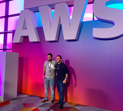 Dois homens em frente a um painel da AWS.