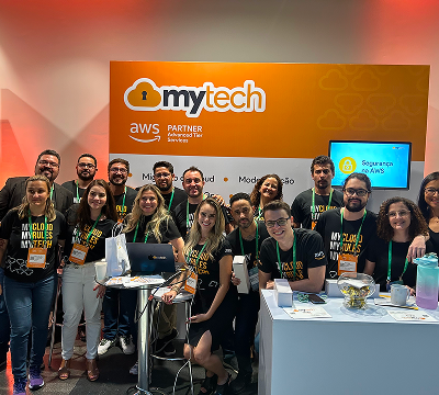 Equipe em um stand da My Tech AWS.
